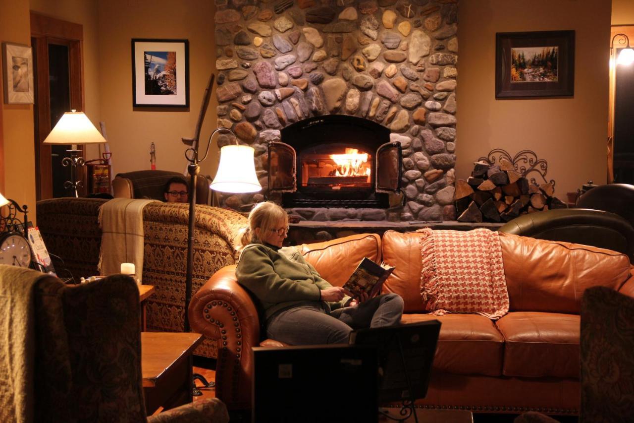 Vagabond Lodge At Kicking Horse Golden Dış mekan fotoğraf
