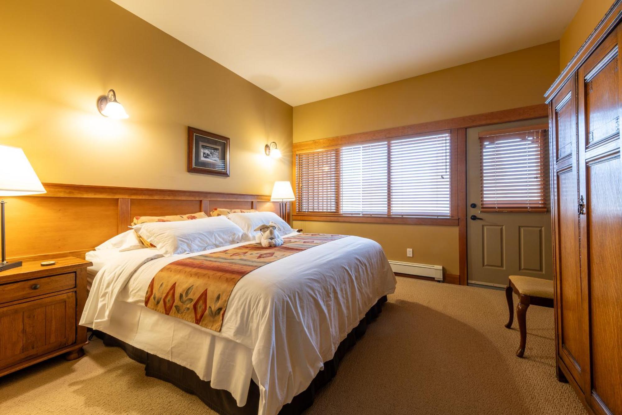 Vagabond Lodge At Kicking Horse Golden Dış mekan fotoğraf