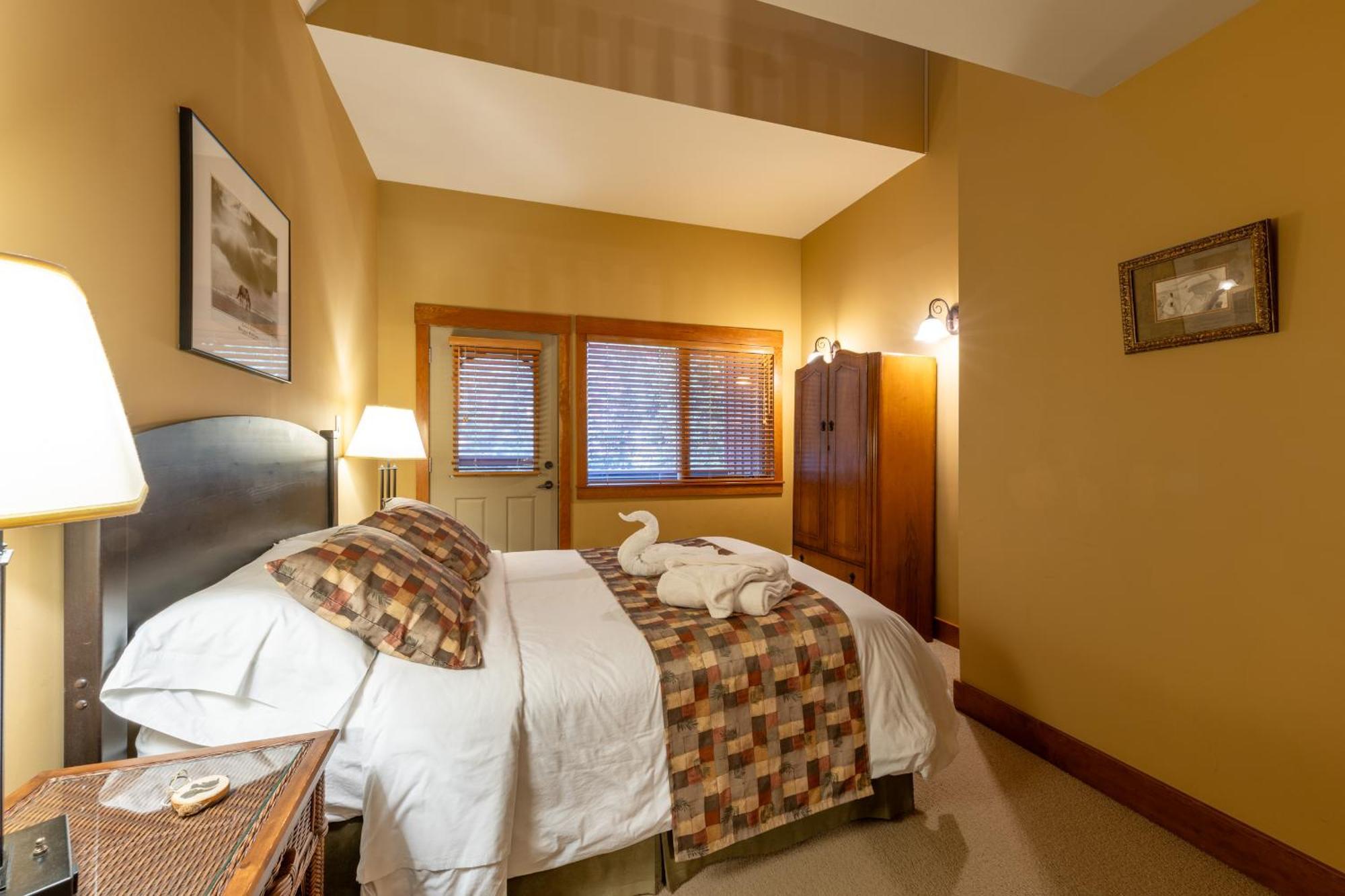 Vagabond Lodge At Kicking Horse Golden Dış mekan fotoğraf