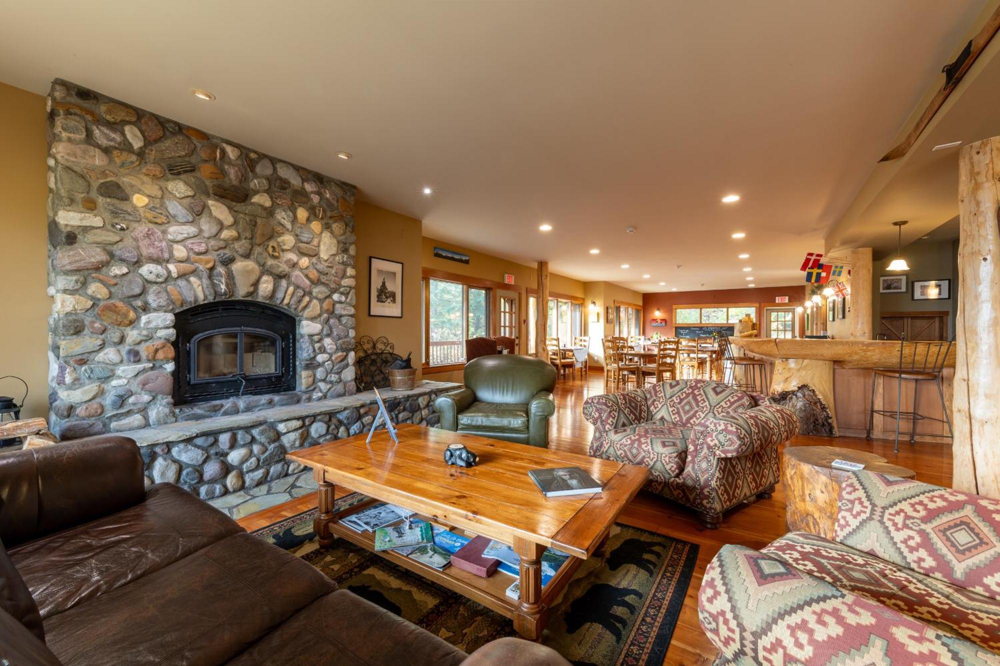Vagabond Lodge At Kicking Horse Golden Dış mekan fotoğraf
